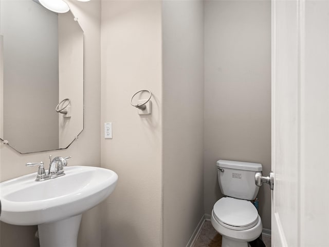 2513 Crestmoon Ct, Houston, TX 77089 - bathroom featuring toilet, baseboards, and a sink
