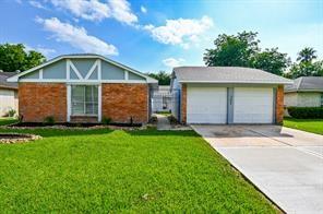 view of front of home with a garage, a front lawn, and concrete driveway