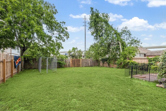 1206 Shearn St, Houston, TX 77007 - view of yard featuring a fenced backyard