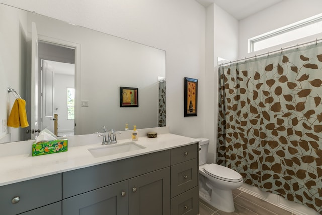 full bathroom featuring vanity, a healthy amount of sunlight, toilet, and a shower with curtain
