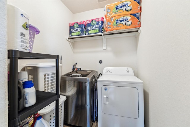 13127 Clifton Hill Ln, Houston, TX 77044 - clothes washing area featuring laundry area and washer and clothes dryer