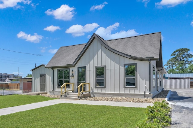 917 Houston St, Conroe, TX 77301 - modern farmhouse style home featuring a shingled roof, board and batten siding, and a front yard
