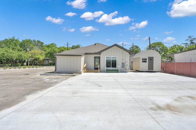 917 Houston St, Conroe, TX 77301 - view of front of house with an outdoor structure, fence, and a shed