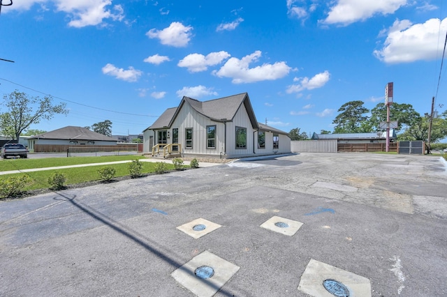 917 Houston St, Conroe, TX 77301 - view of front of property with fence and board and batten siding