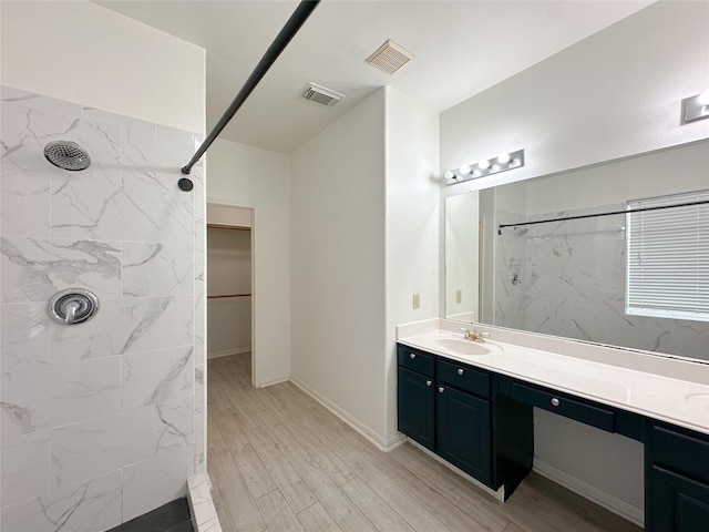 5310 Flagridge Ln, Houston, TX 77066 - full bath featuring a tile shower, wood finished floors, vanity, and a walk in closet