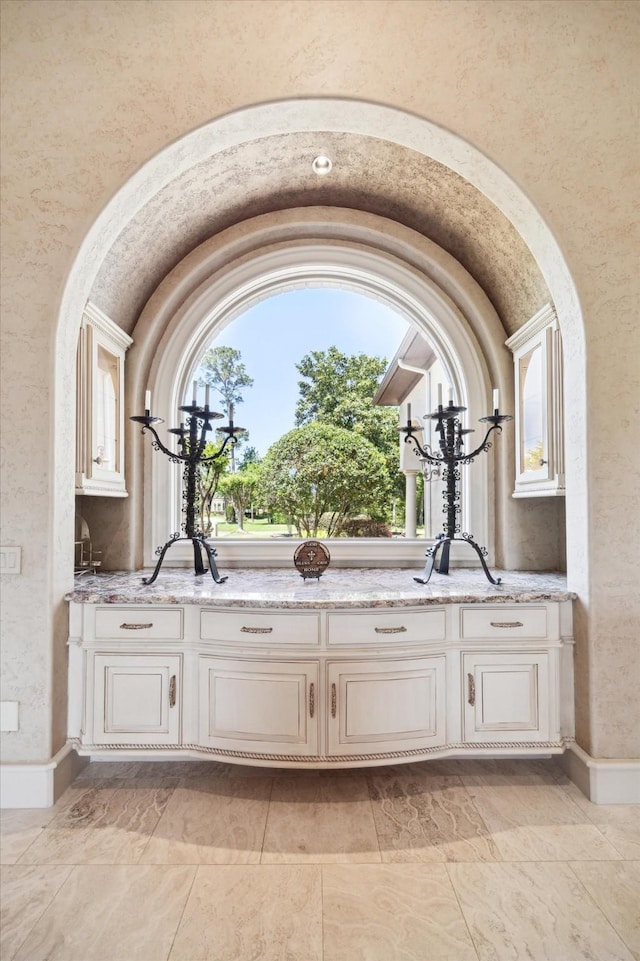 25 Kings Lake Estates Blvd, Humble, TX 77346 - bar featuring arched walkways and a textured wall
