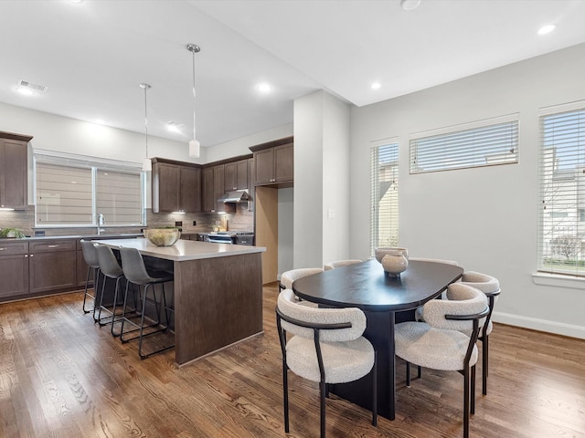 302 Eado Park Cir, Houston, TX 77020 - dining space featuring recessed lighting, baseboards, visible vents, and wood finished floors