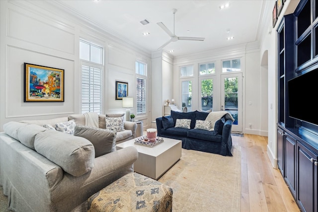 living area featuring visible vents, ornamental molding, light wood-style floors, recessed lighting, and a ceiling fan