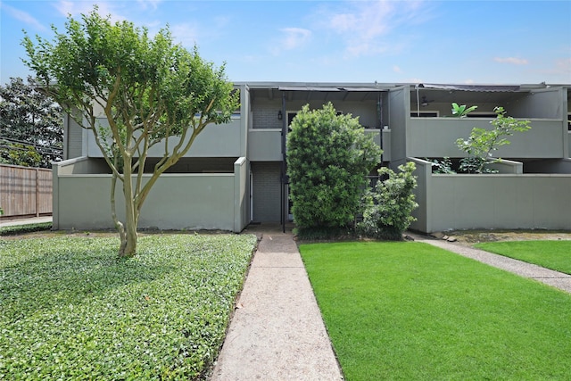 view of front of home featuring a front lawn and fence