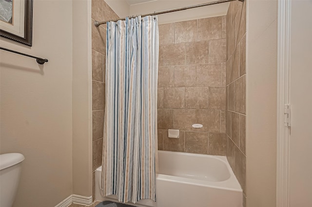 full bath with toilet and shower / bathtub combination with curtain