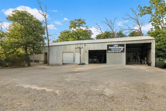 view of outdoor structure featuring an outbuilding