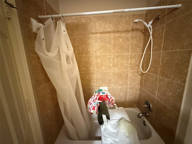 8813 Lauren Ln, Waller, TX 77484 - bathroom featuring shower / bath combo