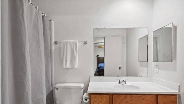 ensuite bathroom with vanity, ensuite bath, toilet, and curtained shower