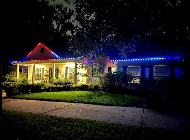 view of front of property with a yard