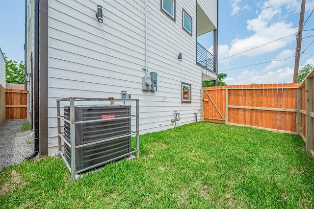 3114 Orange St, Houston, TX 77020 - view of yard featuring a fenced backyard and central AC