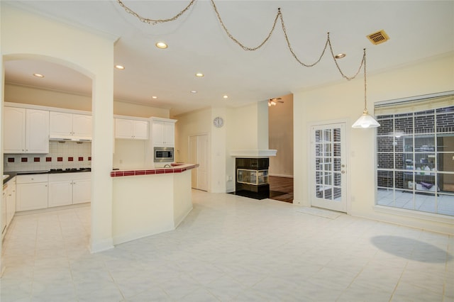 16 Treverstone Ct, Sugar Land, TX 77479 - kitchen featuring backsplash, visible vents, crown molding, stainless steel microwave, and recessed lighting