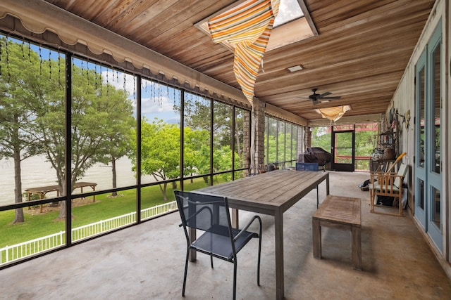 sunroom / solarium with a ceiling fan