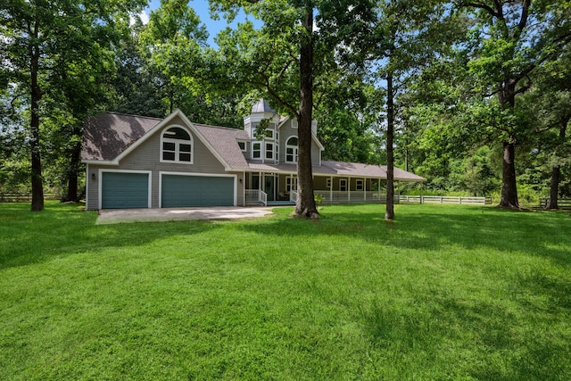 view of front facade featuring a shingled roof, a front lawn, fence, and driveway
