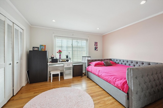 bedroom featuring crown molding, a closet, recessed lighting, and light wood-style flooring
