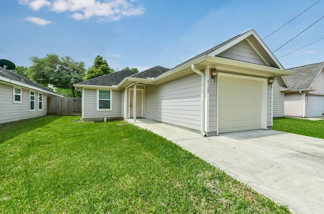 view of front of property featuring fence, an attached garage, driveway, and a front yard