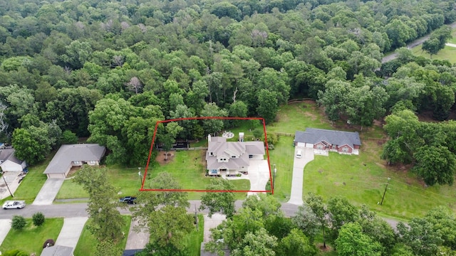 birds eye view of property featuring a forest view