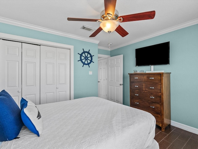 4035 Estuary Ct, Galveston, TX 77554 - bedroom featuring baseboards, ornamental molding, a closet, wood finish floors, and a ceiling fan