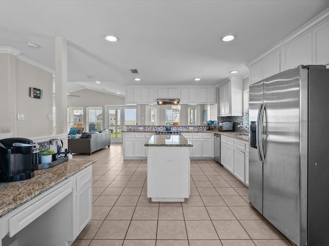 4035 Estuary Ct, Galveston, TX 77554 - kitchen with appliances with stainless steel finishes, a peninsula, a sink, open floor plan, and white cabinets