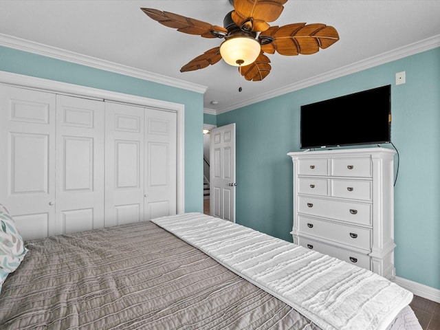 4035 Estuary Ct, Galveston, TX 77554 - bedroom with a closet, ornamental molding, baseboards, and a ceiling fan