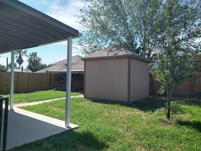 811 Sweet Flower Dr, Houston, TX 77073 - view of yard featuring a patio