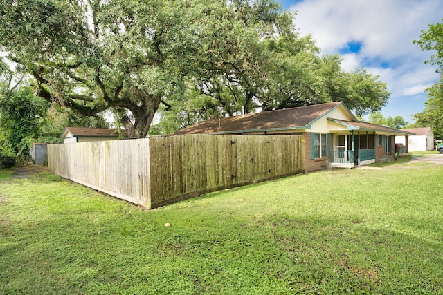 402 E Smith St, Brazoria, TX 77422 - view of yard featuring a sunroom