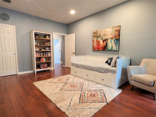 living area featuring recessed lighting, baseboards, dark wood-style flooring, and visible vents