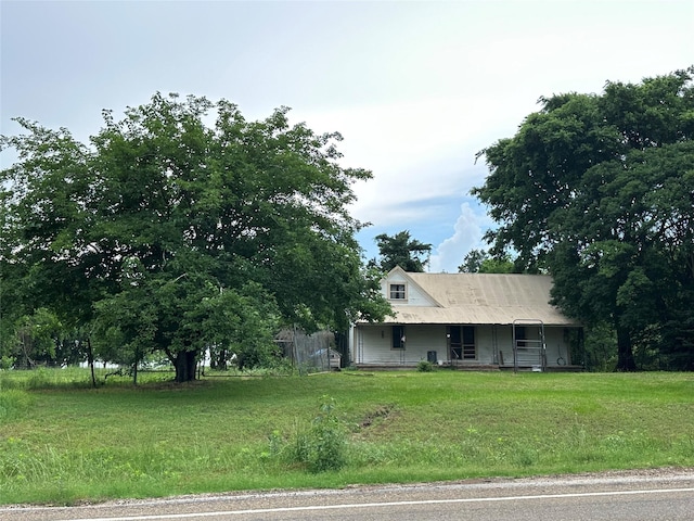 view of front of property featuring a porch and a front lawn