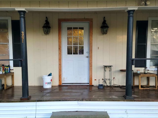 property entrance featuring covered porch