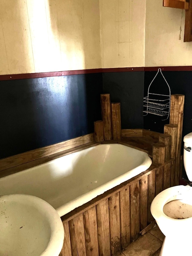 bathroom with toilet and a bathtub