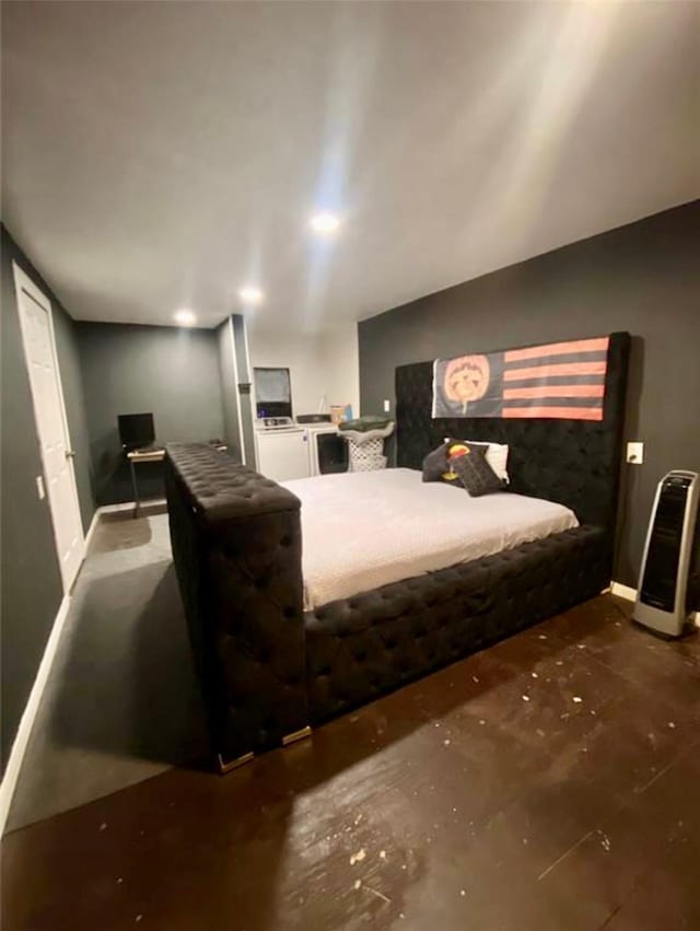 8038 Woodlyn Rd, Houston, TX 77028 - bedroom featuring independent washer and dryer and baseboards