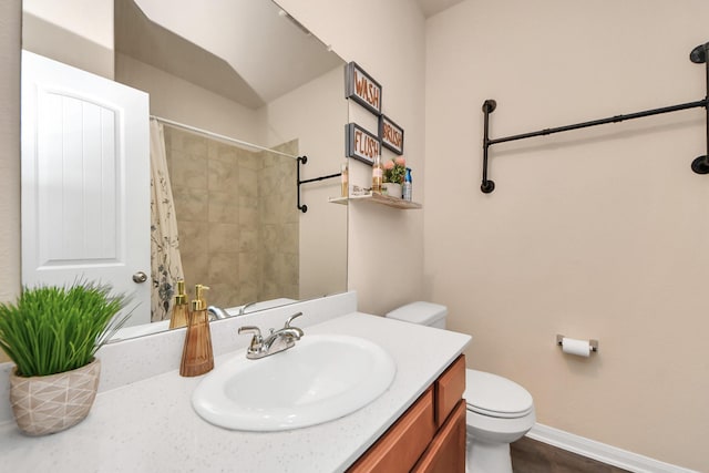 full bathroom with toilet, baseboards, curtained shower, and vanity