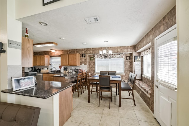 20319 Concord Hill Dr, Cypress, TX 77433 - interior space with a textured ceiling, visible vents, a sink, a peninsula, and a chandelier