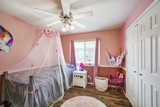 20319 Concord Hill Dr, Cypress, TX 77433 - bedroom featuring a ceiling fan, a textured ceiling, wood finished floors, baseboards, and a closet