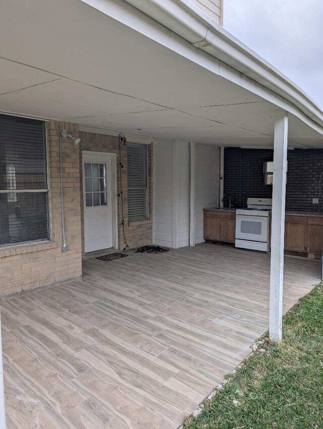 11906 Dinosaur Valley Dr, Sugar Land, TX 77498 - wooden deck featuring exterior kitchen