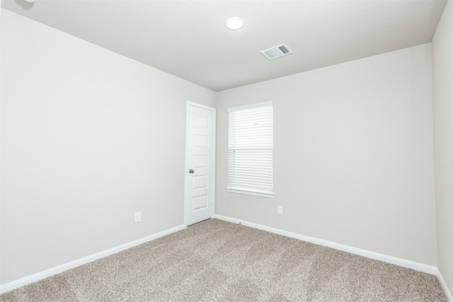 unfurnished room with visible vents, recessed lighting, baseboards, and light carpet