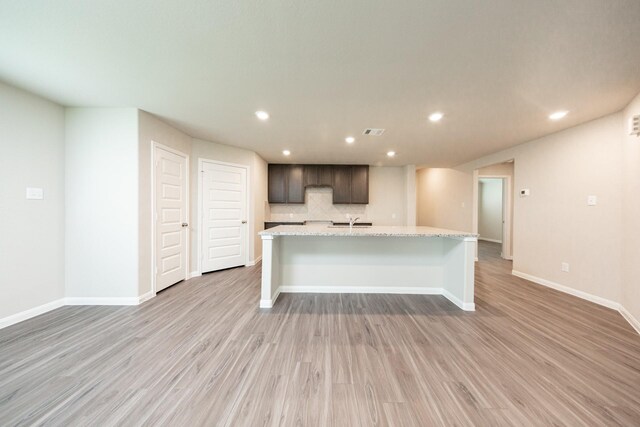 5107 Hector Gustavo Dr, Rosharon, TX 77583 - kitchen featuring recessed lighting, light wood finished floors, and an island with sink