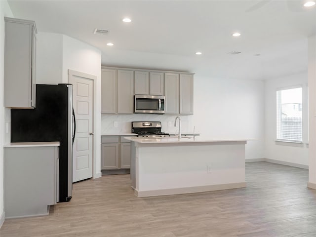 711 Boer Plains Dr, Rosharon, TX 77583 - kitchen featuring stainless steel appliances, gray cabinetry, a sink, light wood-style floors, and recessed lighting