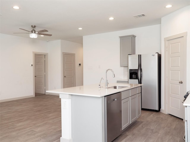 711 Boer Plains Dr, Rosharon, TX 77583 - kitchen with appliances with stainless steel finishes, a sink, ceiling fan, light wood finished floors, and recessed lighting