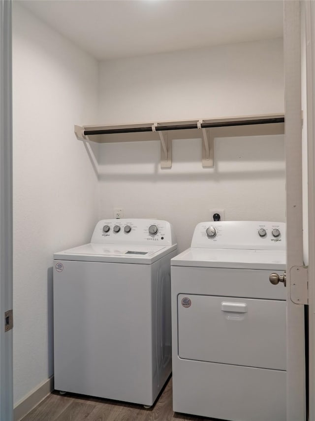 711 Boer Plains Dr, Rosharon, TX 77583 - clothes washing area with washing machine and clothes dryer, dark wood finished floors, and baseboards