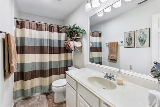 full bath with toilet, vanity, and a shower with curtain