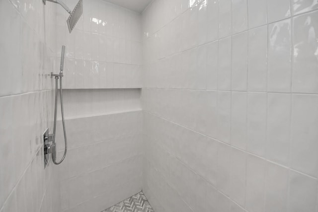 bathroom featuring a tile shower