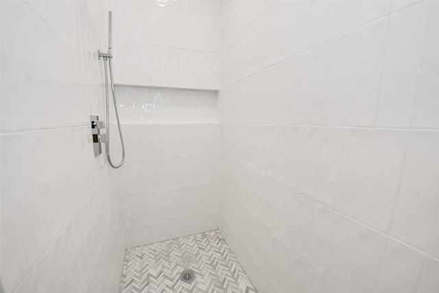 full bath featuring tiled shower