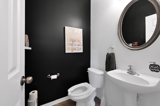 2703 Marble Brook Ln, Pearland, TX 77584 - half bath featuring a sink, baseboards, and toilet