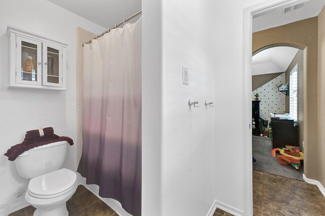 2703 Marble Brook Ln, Pearland, TX 77584 - full bath with toilet, baseboards, visible vents, and curtained shower