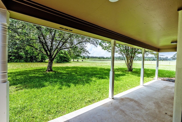 view of yard featuring a rural view